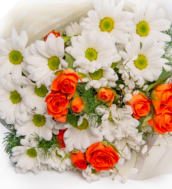 Beyaz_papatya_turuncu_cardak_gul_buketi_12032024_2.jpg